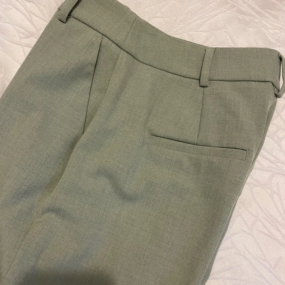RW&CO Sage Green Wide Leg Dress Pants – Elegant Workwear - Picture 4 of 5